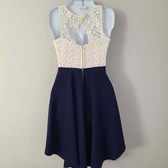 B. Darlin women's white and navy sleeveless laced dress size 0 - Picture 5 of 16